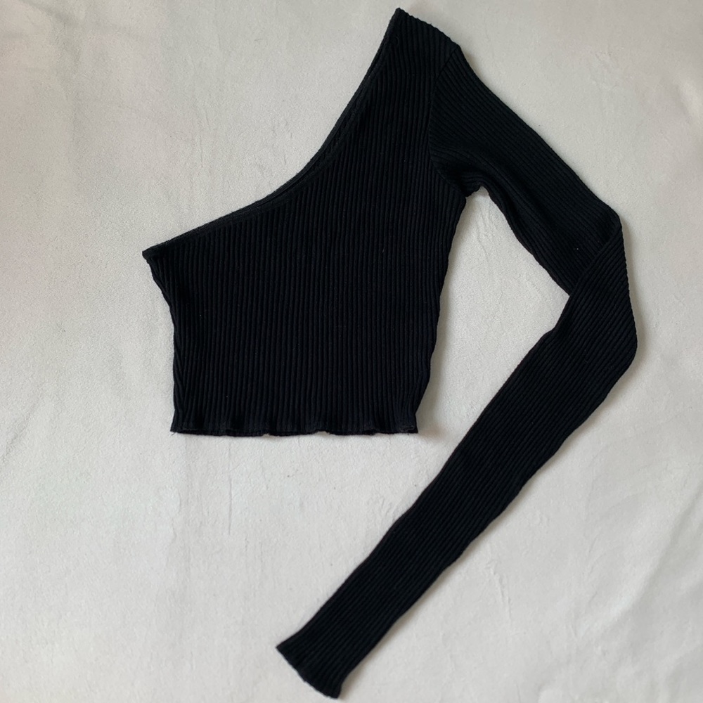 ARE YOU AM I LING TOP IN BLACK SIZE MEDIUM